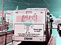 Ein Bus in Schweden: Pippi hebt auf dem Bild ihr Pferd hoch.