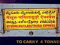Dieses Schild an einem indischen Zug ist in vier Amtssprachen: Kannada, Hindi, Tamilisch und Englisch.