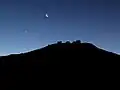 Ein Foto aus Südamerika. Links neben dem Mond sieht man einen hellen Fleck, die Venus.]]
