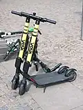 Diese Roller fahren elektrisch und benötigen daher eine Batterie.