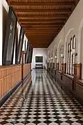 Ein Gang im Rathaus
