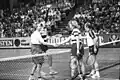 Auf einem Fest in Kiel im Jahr 1983. Hier spielte er Tennis mit anderen berühmten Leuten.