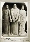 Die Statue der drei Eidgenossen im Bundeshaus. Sie halten den zusammengerollten Bundesbrief in den Händen.