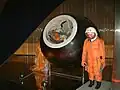 Die Raumkapsel der Wostok 1 und Gagarins Raumanzug in einem Museum in Moskau
