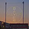 Das Bayer-Kreuz ist schon von weitem zu sehen.
