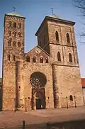 Der katholische Dom St. Peter prägt das Bild der Stadt.