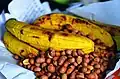 Geröstete Kochbananen mit Nüssen