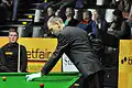 Der Schiedsrichter platziert die Kugel auf dem Snooker-Tisch.