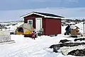 Kleines Inuit-Haus mit Zelt