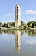 Das National Carillon ist ein Glockenspiel in einem 50 Meter hohen Turm. Jede Viertelstunde ertönt eine Melodie.