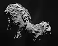 Eine Raumsonde hat Fotos für dieses Bild gemacht: der Komet 67P/Churyumov–Gerasimenko.
