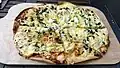 Flammkuchen mit Lauch und Zwiebeln. Im elsässischen Dialekt sagt man Flammekueche. Das u und e spricht man als zwei Laute.