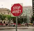 Kanada ist zweisprachig. Deshalb sind auch die Stoppschilder in Englisch und Französisch.