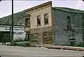 Ein beschädigtes Haus, weil der Permafrostboden zu Matsch aufgetaut ist.