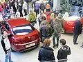 Dies sind keine echten Autos, sondern nur große Modelle. So wissen die Kunden schon mal, wie sie aussehen werden.