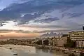 Das abendliche Dhaka am Ufer des Flusses Buriganga.