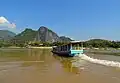 Ein Fährboot über den Mekong in Laos