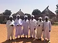 Einige Männer im Sudan, einem Land in Afrika: In manchen Kulturen tragen auch Männer eine Art Kleid.