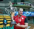Ein Mannschaftskapitän aus Belarus freut sich über diesen Pokal.