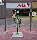 Eine Station, die Luft in Fahrradreifen pumpt