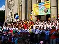 Hier macht er mit vielen Kindern Musik in Polen
