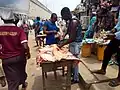 In Lagos gehen viele Menschen auf dem Markt einkaufen.