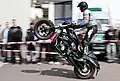 Dieser Motorrad-Fahrer macht einen Stunt.