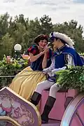 Schneewittchen und ihr Prinz bei einer Parade im Disneyland Paris