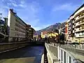 Eine Straße entlang dem Fluss Valira