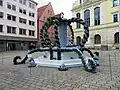 Ein Brunnen, den man für Ostern geschmückt hat