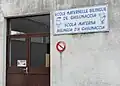 In die Vorschule gehen Kinder, die drei bis sechs Jahre alt sind. Diese hier ist zweisprachig. So steht es auf dem Schild in Französisch und Korsisch.