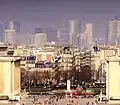 Vom Eiffelturm aus kann man das neue Geschäftsviertel La Défense sehen.