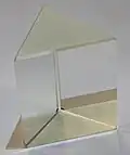 Ein Dreiecksprisma aus Glas