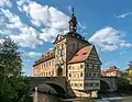 Das „alte Rathaus“ steht auf einer Brücke.