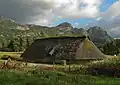 Ein nachgebautes Langhaus der Wikinger in Norwegen