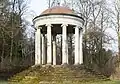 Der Turm Monopteros im Gaalgebierg nahe der Stadt
