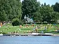 Ein Freibad an einem Stadtweiher