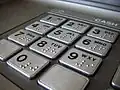 Braille-Schrift auf den Tasten eines Geldautomaten