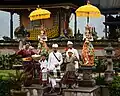 Puja ist ein Ritual, eine Handlung im Hinduismus. Diese Familie auf Bali hat gerade Puja hinter sich.