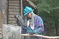 Diese Frau spielt die Baba Jaga, eine Art Hexe in Osteuropa.