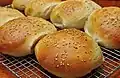 Die weichen Brötchen heißen buns.