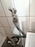 Das sind die Schläuche, durch die das Wasser hinein und wieder heraus fließt.