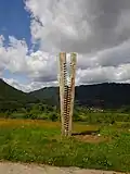 Eine Skulptur in der Form eines Reißverschlusses