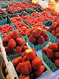 Erdbeeren, Himbeeren und Brombeeren auf einem Markt