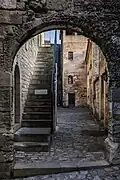 Menschen haben gern Stein für Straßen und Häuser genutzt, wie hier in einem Dorf in Frankreich.