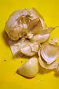 Beim Knoblauch nennt man die kleinen Stücke auch Zehen.