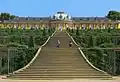 Das Schloss Sanssouci steht in Potsdam. Bauen lassen hat es Friedrich der Zweite ab dem Jahr 1745.