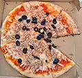 Eine mit Thon und Oliven belegte Pizza