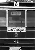 Eine Straßenbahn in Polen, das von Deutschland besetzt war: „Nur für Deutsche“.