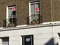 Rote Schilder für den Austritt, ein blaues dagegen